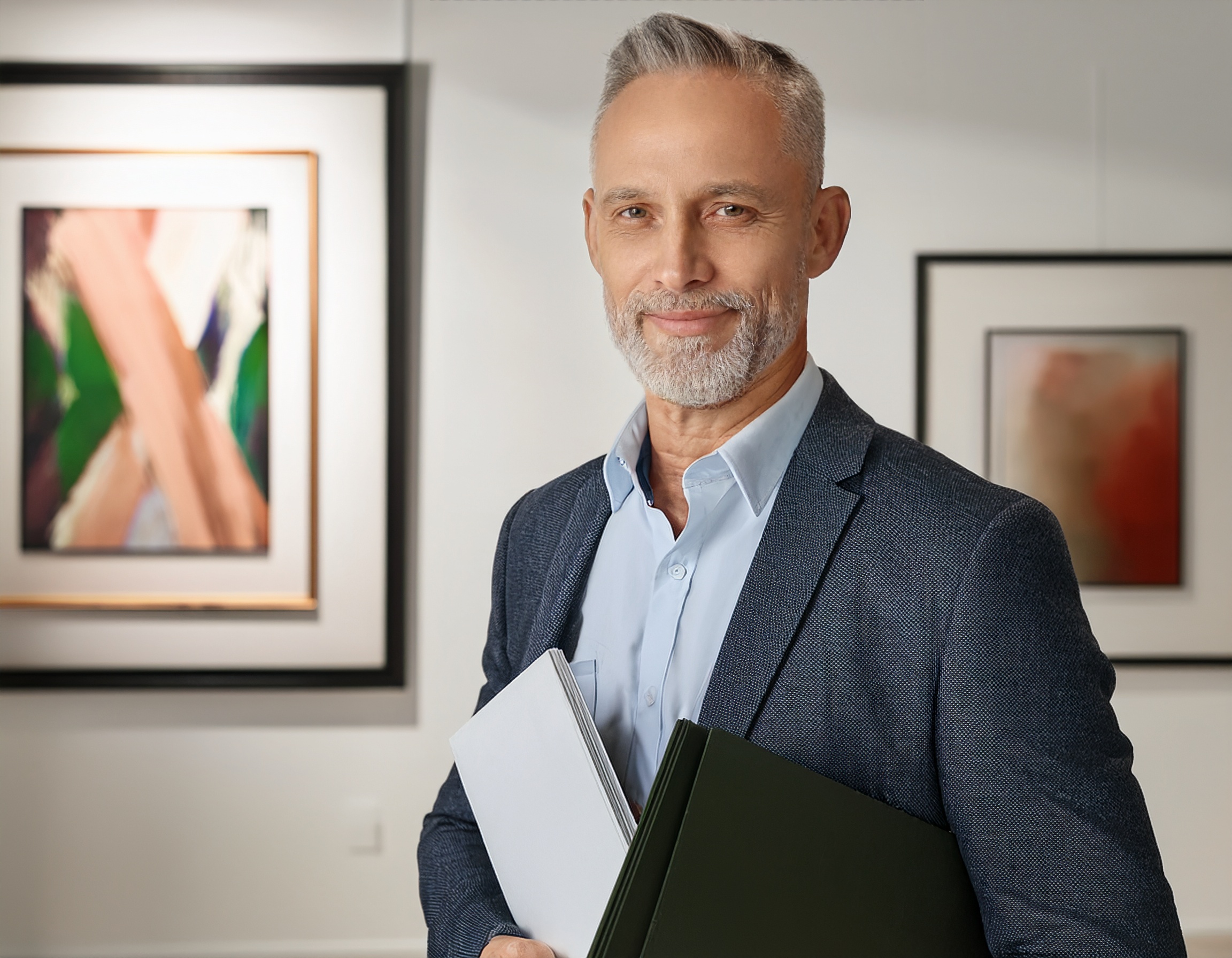 Porträt eines Mannes im formellen Bürosetting
